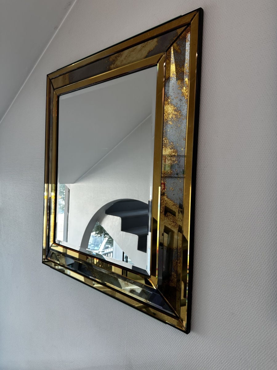 Miroir dans le showroom Reverchon