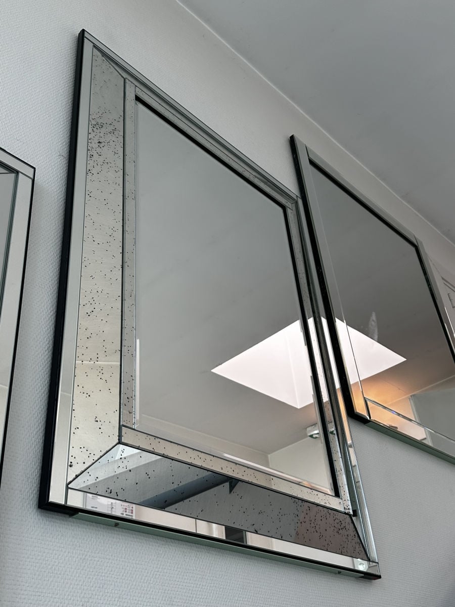 Miroir dans le showroom Reverchon